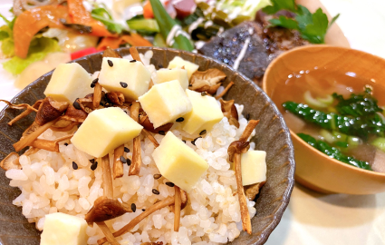 ナチュラルカフェ&レストラン椨の木「さつまいもと秋野菜の炊き込みご飯」